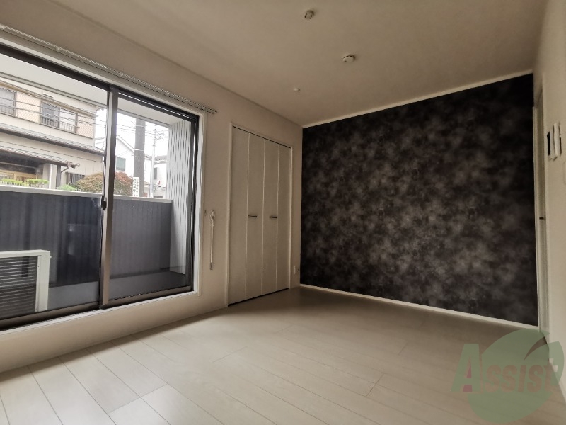 居室・リビング　６．３帖の洋室です。アクセントクロスがお洒落ですよ！