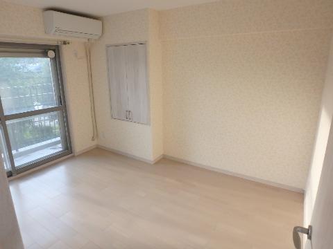 秀和南茨木レジデンス　居室・リビング　洋室