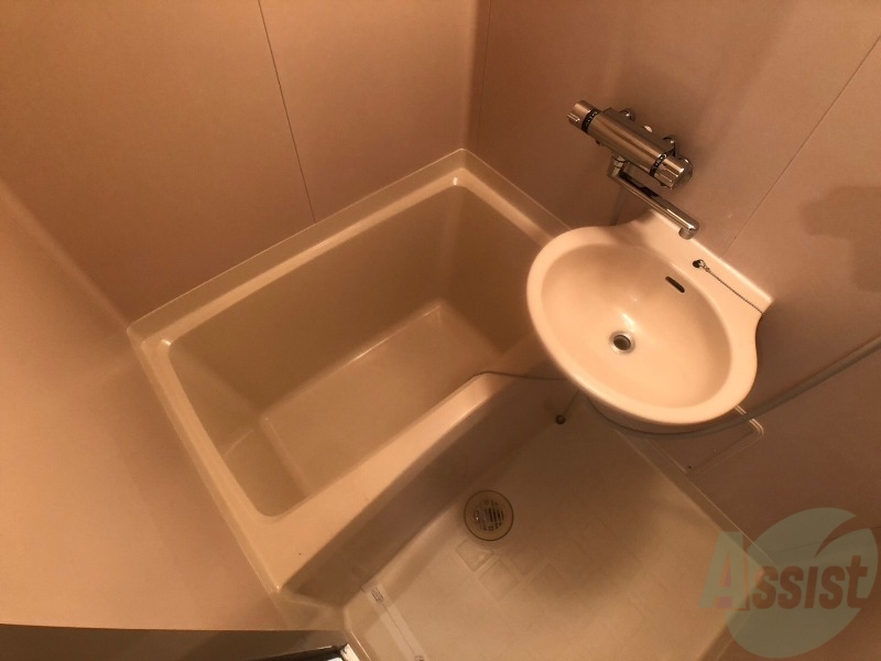 バス・シャワールーム　ユニットバスです。疲れを癒すのに欠かせませんね！