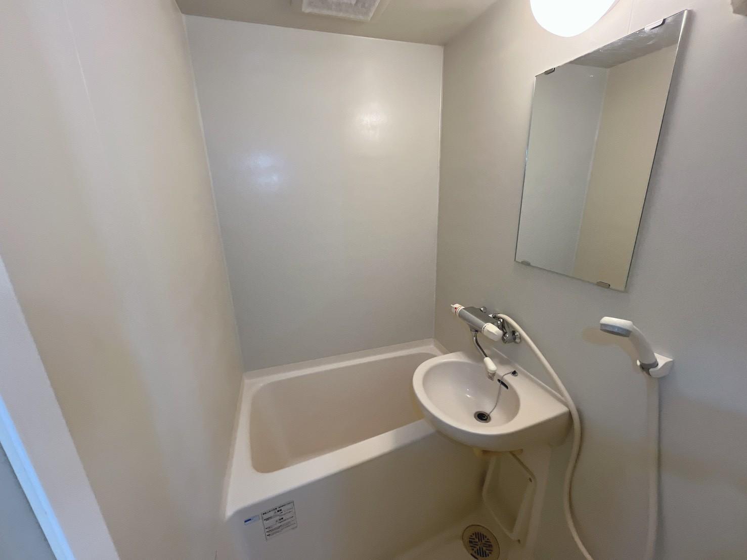 バス・シャワールーム　洗面台付き☆