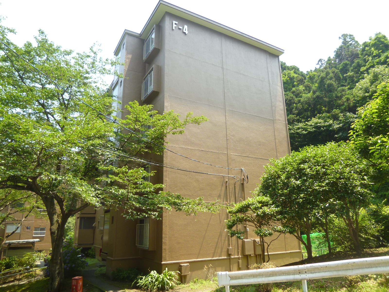 自然に囲まれた分譲タイプマンションです