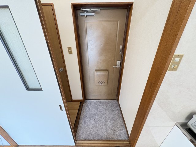 玄関　写真はイメージです。 色仕様は現状優先となります