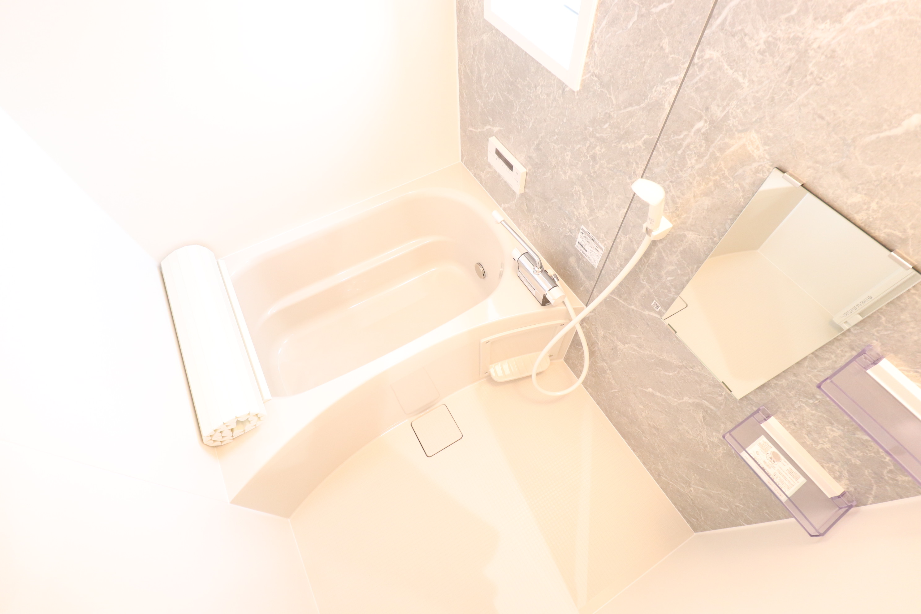 バス・シャワールーム　鏡付きのオシャレなバスルーム♪