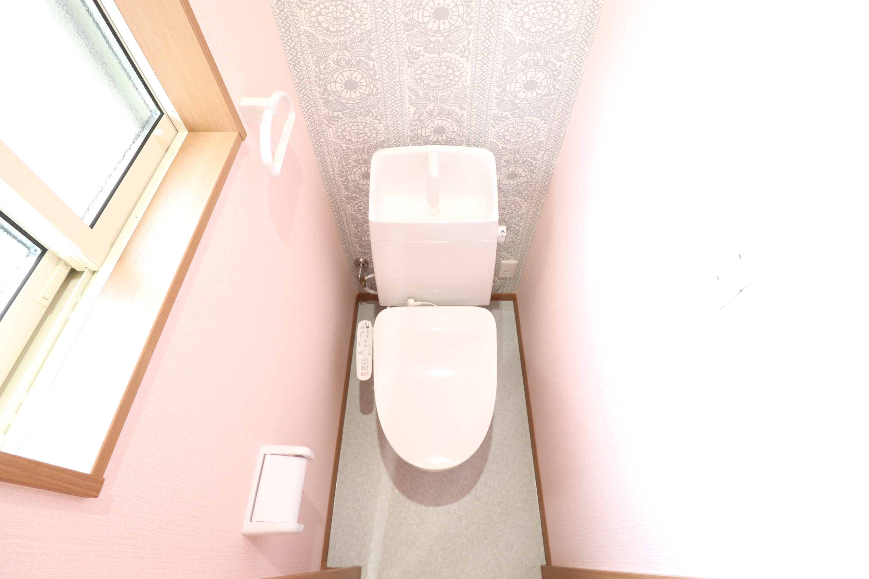 トイレ　トイレの壁紙も素敵♪