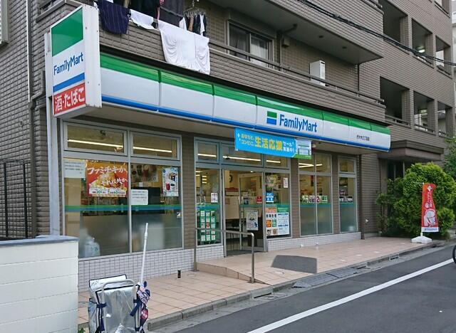 コンビニ　ファミリーマート代々木三丁目店（コンビニ）まで211m
