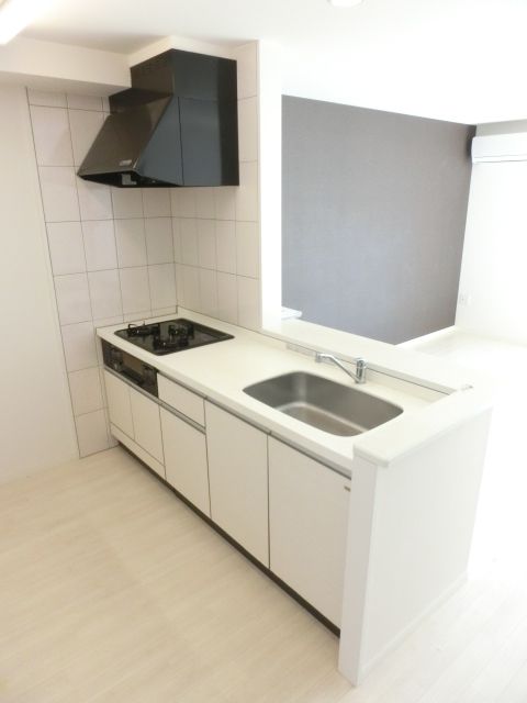 キッチン　リビングを見渡せるカウンターキッチン。