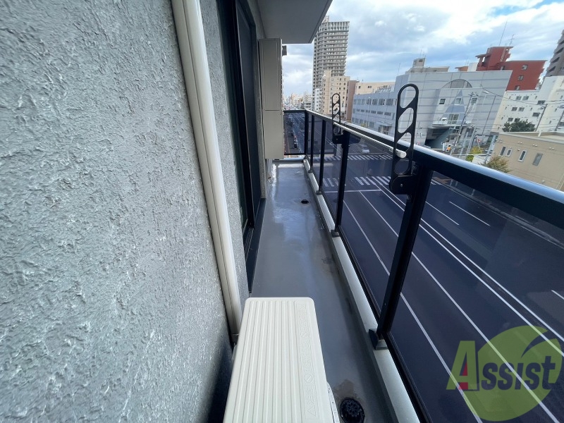 バルコニー　バルコニーは幅があり、広い印象を受けました。