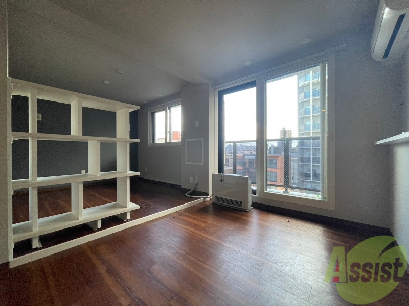 居室・リビング　白さが清潔感を出してくれます。お部屋も明るいですね。