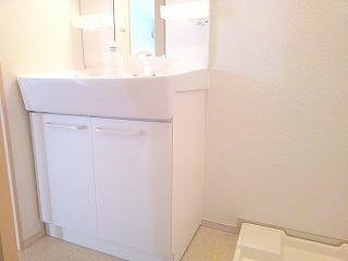 洗面設備　ゆったりとスペースのある洗面所