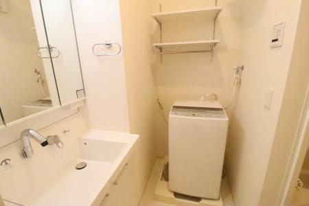 洗面設備　ゆったりとスペースのある洗面所