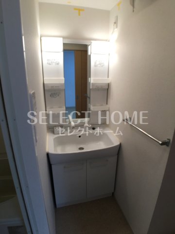 洗面設備　独立洗面化粧台が付いています