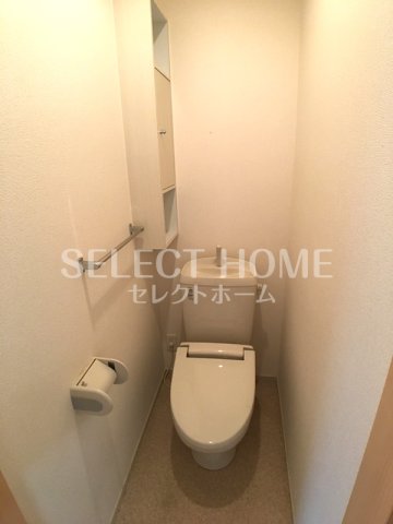 トイレ　落ち着いた色調のトイレです