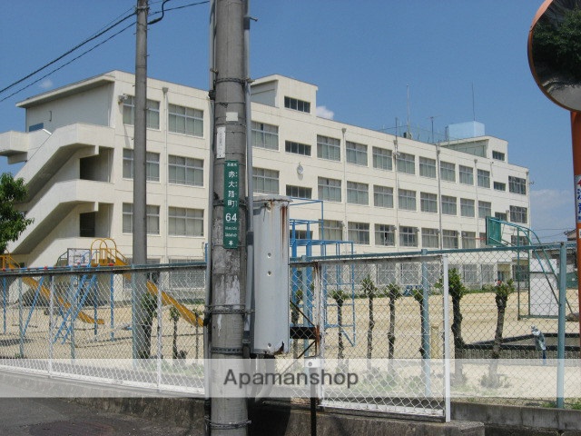 小学校　高槻市立赤大路小学校（小学校）まで818m