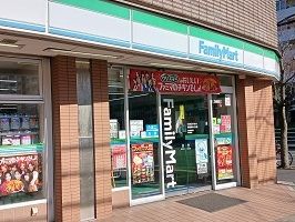 コンビニ　ファミリーマート（コンビニ）まで15m