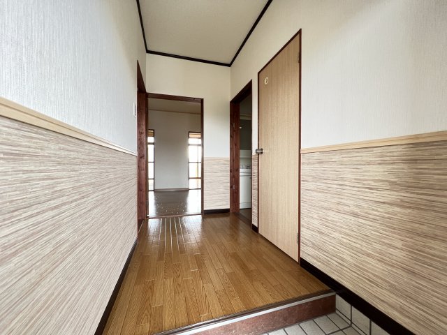 玄関　玄関を入った所にも腰高のアクセントクロスでおしゃれな印象