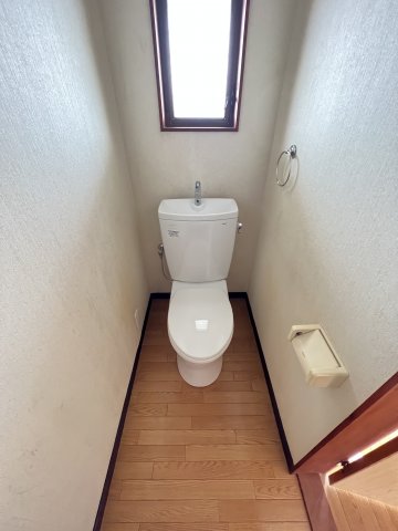 トイレ　トイレにも窓があり、気になるニオイもスッキリ換気出来ますね
