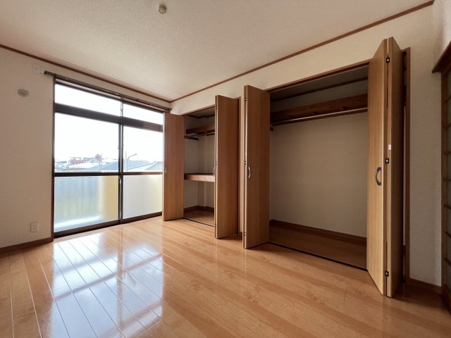 居室・リビング　洋室のクローゼットは天井まで使えますのでタンスいらずですよ