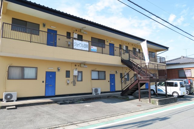 建物外観　道路に面していますが玄関側なので音はあまり気になりません