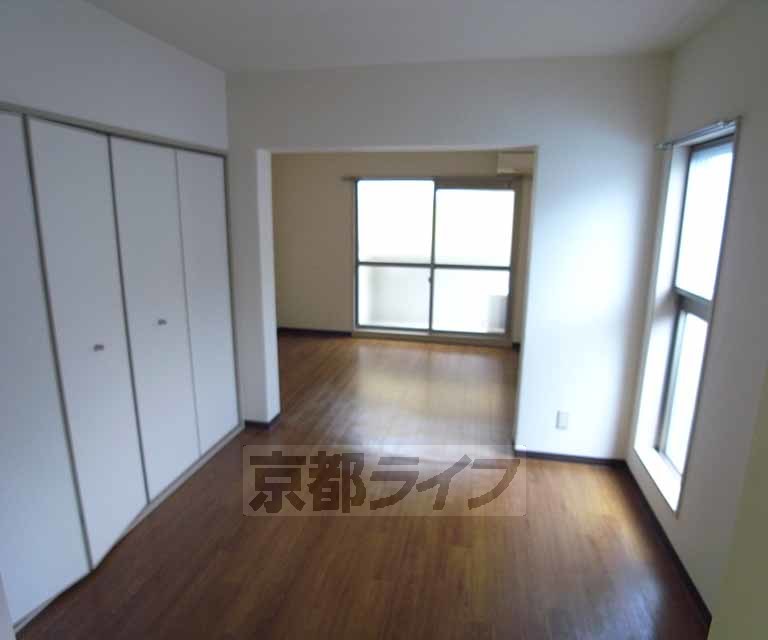 居室・リビング　広めの洋室、２つ窓の風通しの良いお部屋