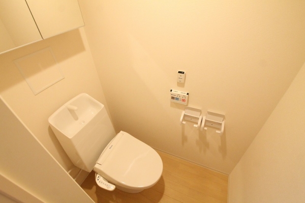 トイレ　※同物件別号室写真となります。