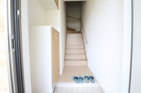 玄関　※同物件別号室写真となります。