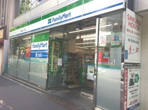 コンビニ　ファミリーマート 西新宿七丁目店（コンビニ）まで302m