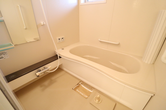 バス・シャワールーム　追炊機能、浴室に窓があります