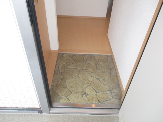 玄関　同物件別号室の写真です