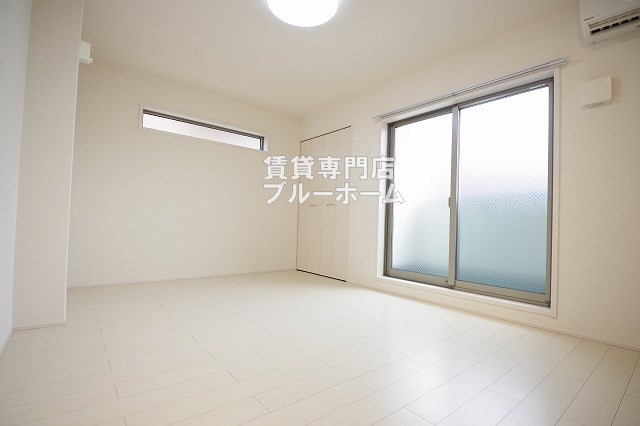 居室・リビング　8.6帖の明るい洋室！