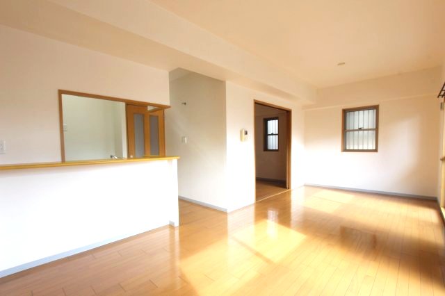 居室・リビング　※別部屋のお写真で、現況優先と致します。