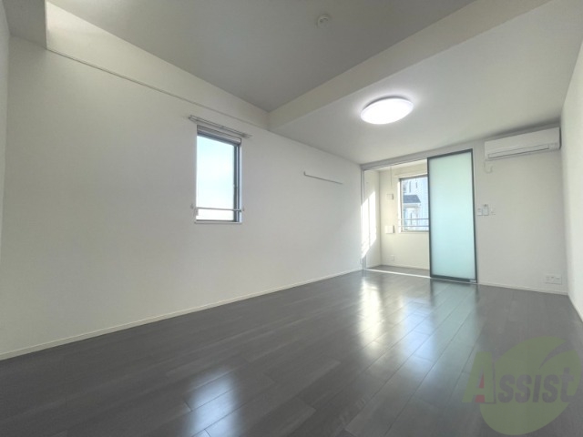 居室・リビング　１０．３帖の洋室です。広々として、きれいですね。