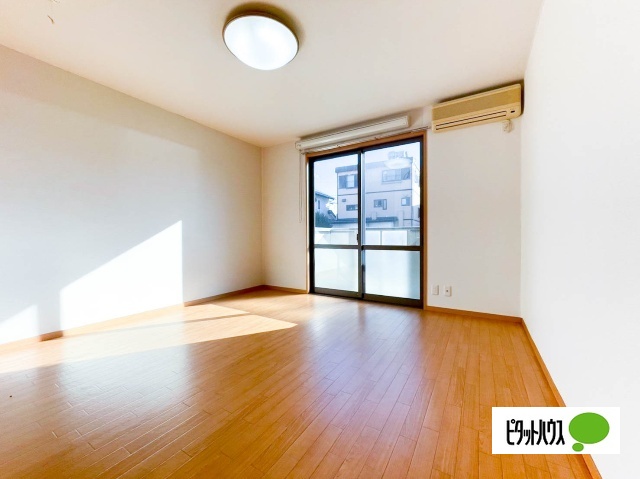 居室・リビング　別室写真です