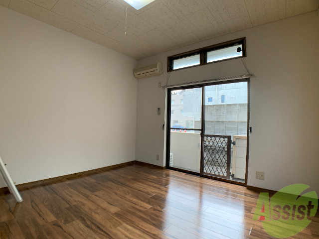 居室・リビング　フローリングもピカピカできれいな印象です。