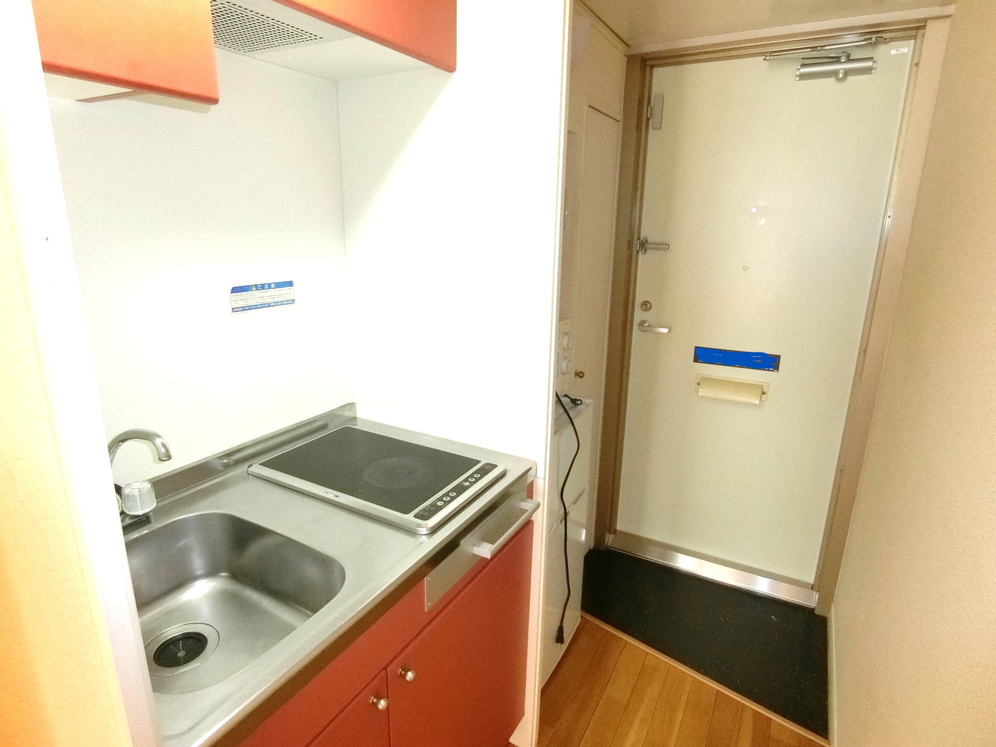 キッチン　キッチンに２口コンロと２ドア冷蔵庫・電子レンジも完備です☆