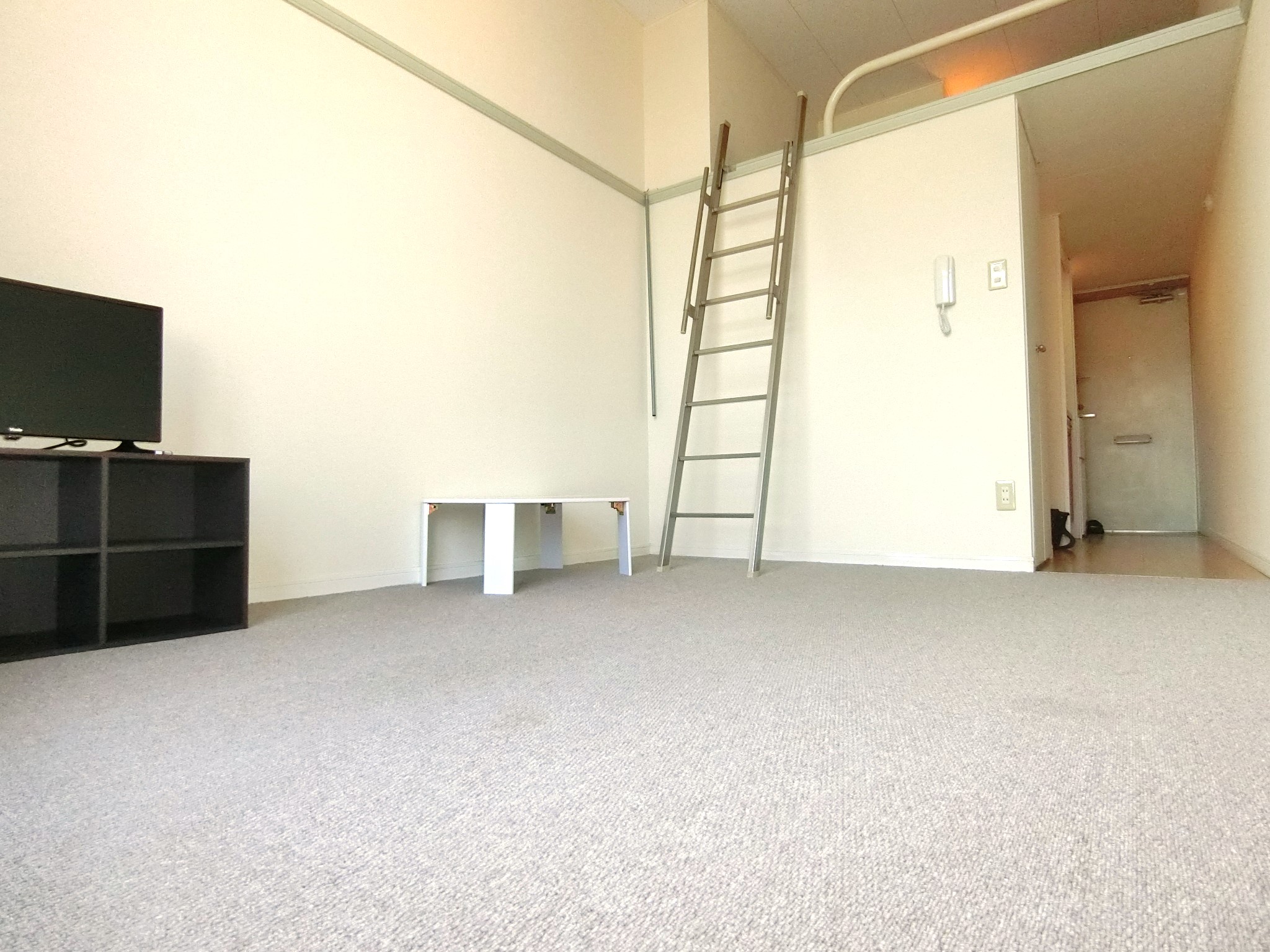 居室・リビング　テレビ・ローテーブル・上部にベッドスペースを完備です☆