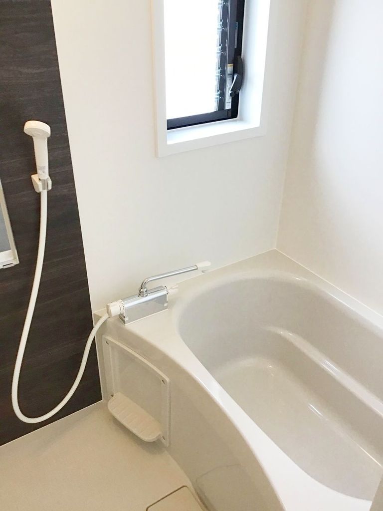 バス・シャワールーム　窓付きシステムバス