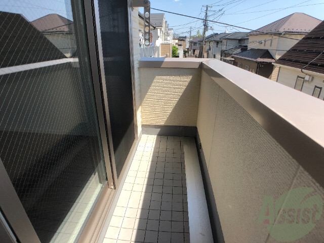バルコニー　バルコニー。洗濯物がはかどりそうな広さがありますよ。