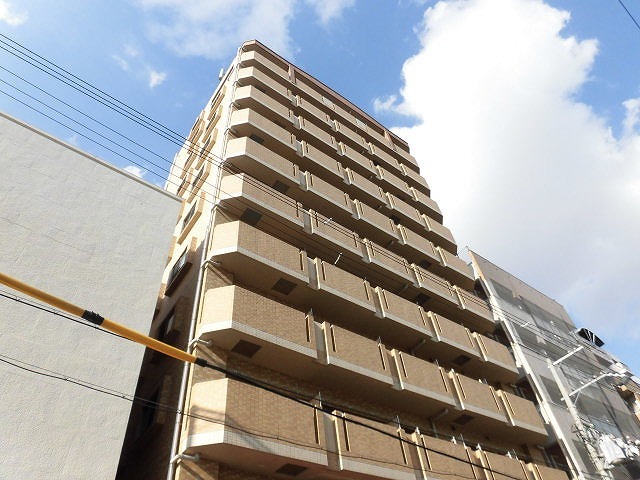 建物外観　高くそびえ建つシャープな外観です