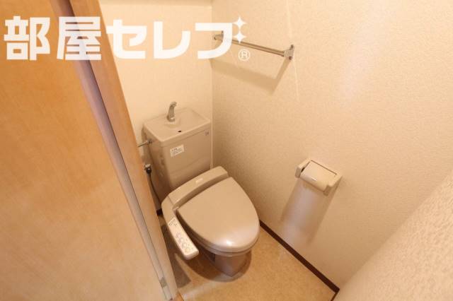 トイレ　３０２号室の写真になります。