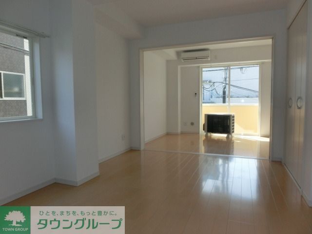 居室・リビング　明るい二面採光のお部屋です