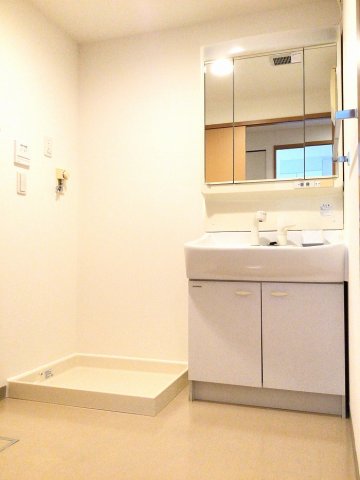 洗面設備　※反転タイプの部屋の写真です。