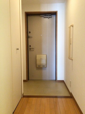 玄関　※反転タイプの部屋の写真です。