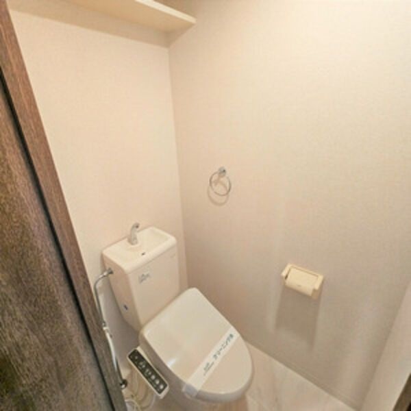 トイレ　※写真は同じマンションの違う部屋のものになります。