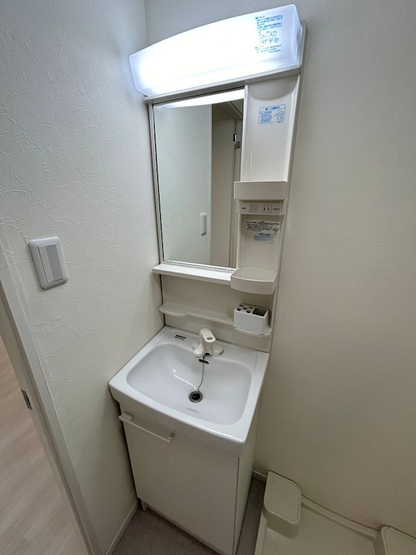 洗面設備　独立洗面台完備。忙しい朝の身支度もスムーズに行える間取りです