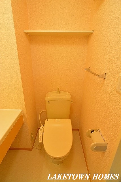 トイレ　上部に収納棚のあるトイレです。
