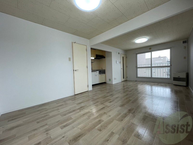 居室・リビング　木目のフローリングは落ち着きのある印象のお部屋になりますね。