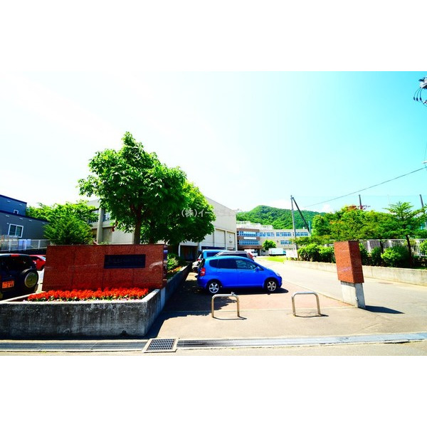 小学校　札幌市立稲穂小学校（小学校）まで1028m