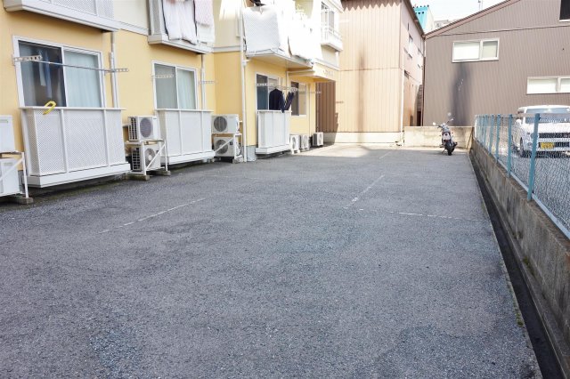 駐車場　敷地内に駐車場あり