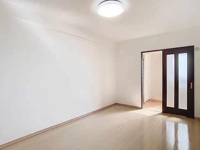 その他　洋室7.5帖：奥はサンルームです♪