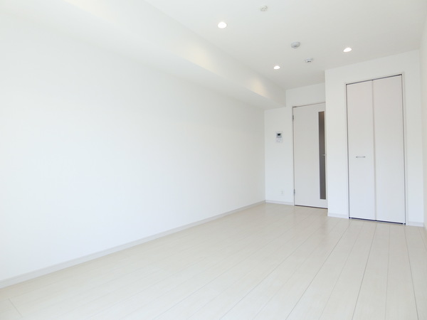 居室・リビング　落ち着いた色合いの床材を使用した居住空間です。